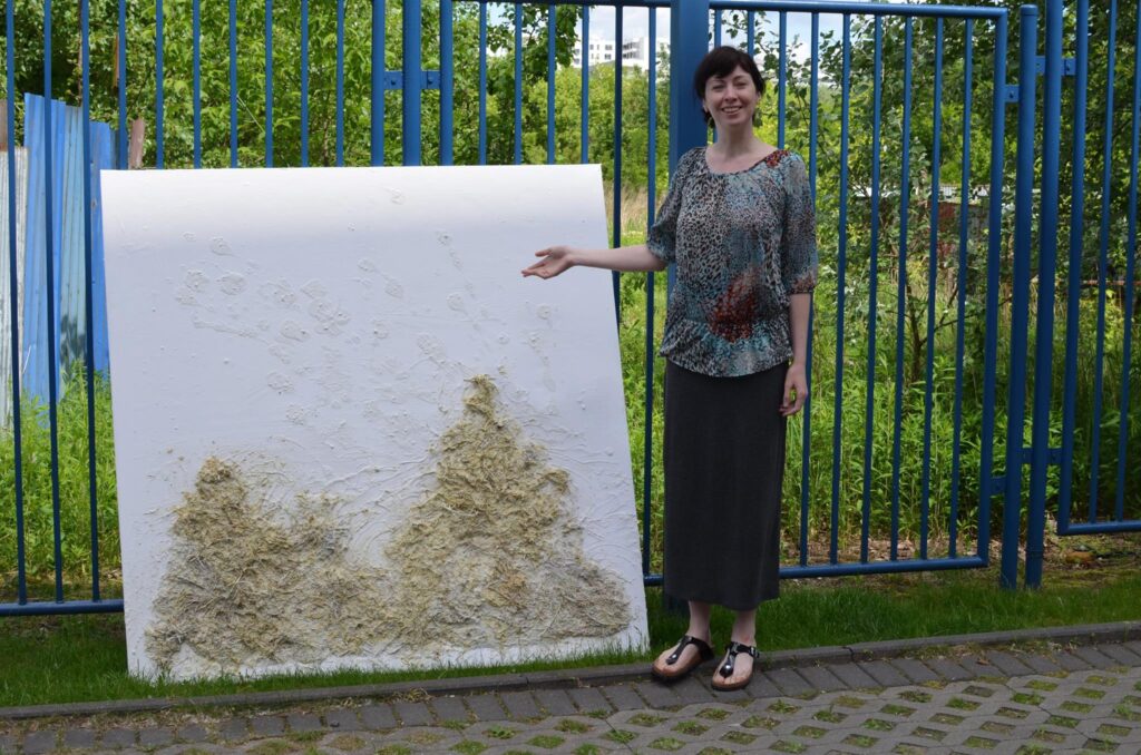 Katarzyna Kochańska prezentująca efekt projektu zmysłowa awangarda